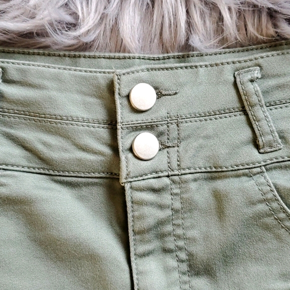 Shorts - Picture 3 of 3